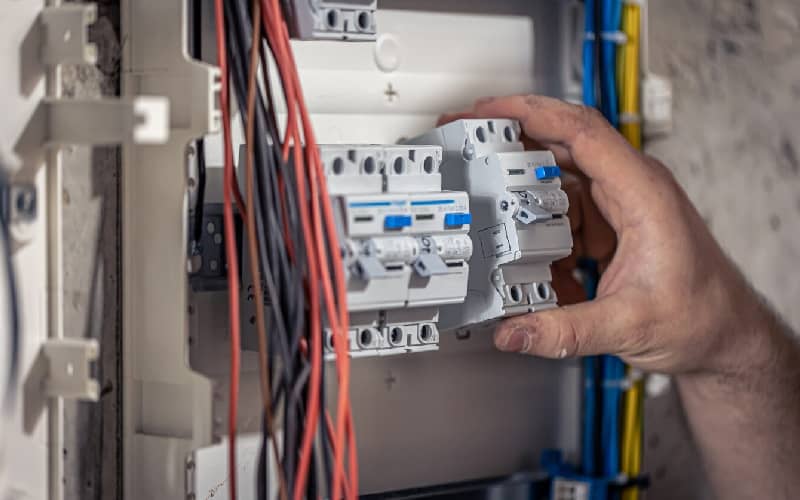 Professional Electrician in Qatar